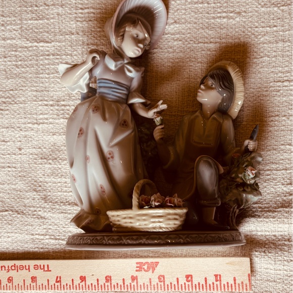 Lladro Porcelain Figurine “For You” Retired #5453 Boy & Girl 9 H” Flowers - Picture 9 of 10